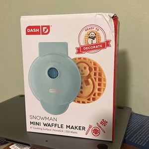DASH Snowman mini waffle maker
